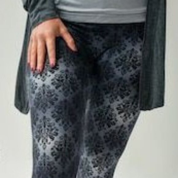Adult Black and Silver Grey Demask Print Capri Size 2-10 NWT - Picture 1 of 3